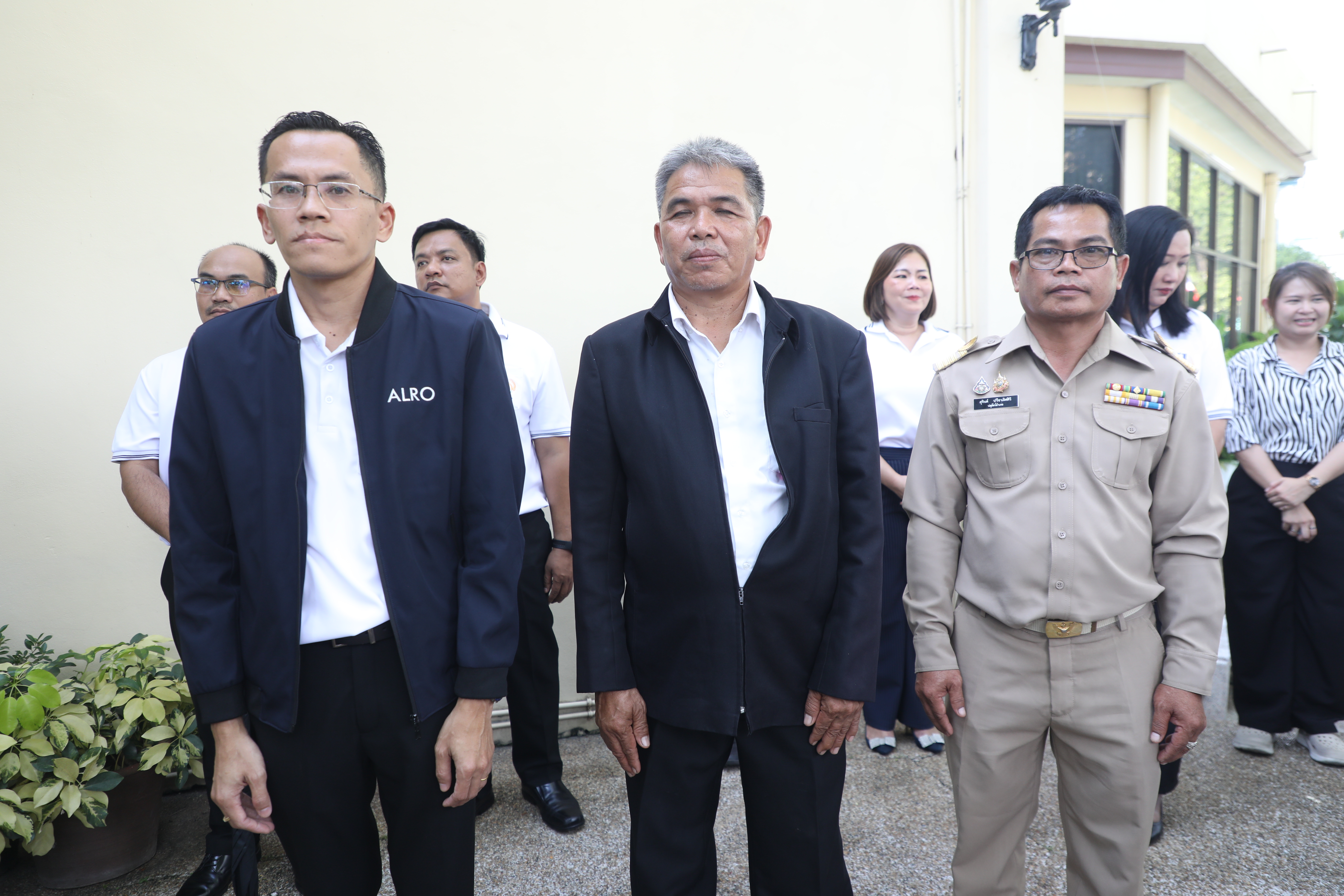 title - เลขาธิการ ส.ป.ก. และผู้เกษียณอายุราชการ สักการะสิ่งศักดิ์สิทธิ์ประจำ กระทรวงเกษตรและสหกรณ์ และ สำนักงานการปฏิรูปที่ดินเพื่อเกษตรกรรม เนื่องในโอกาสเกษียณอายุราชการ